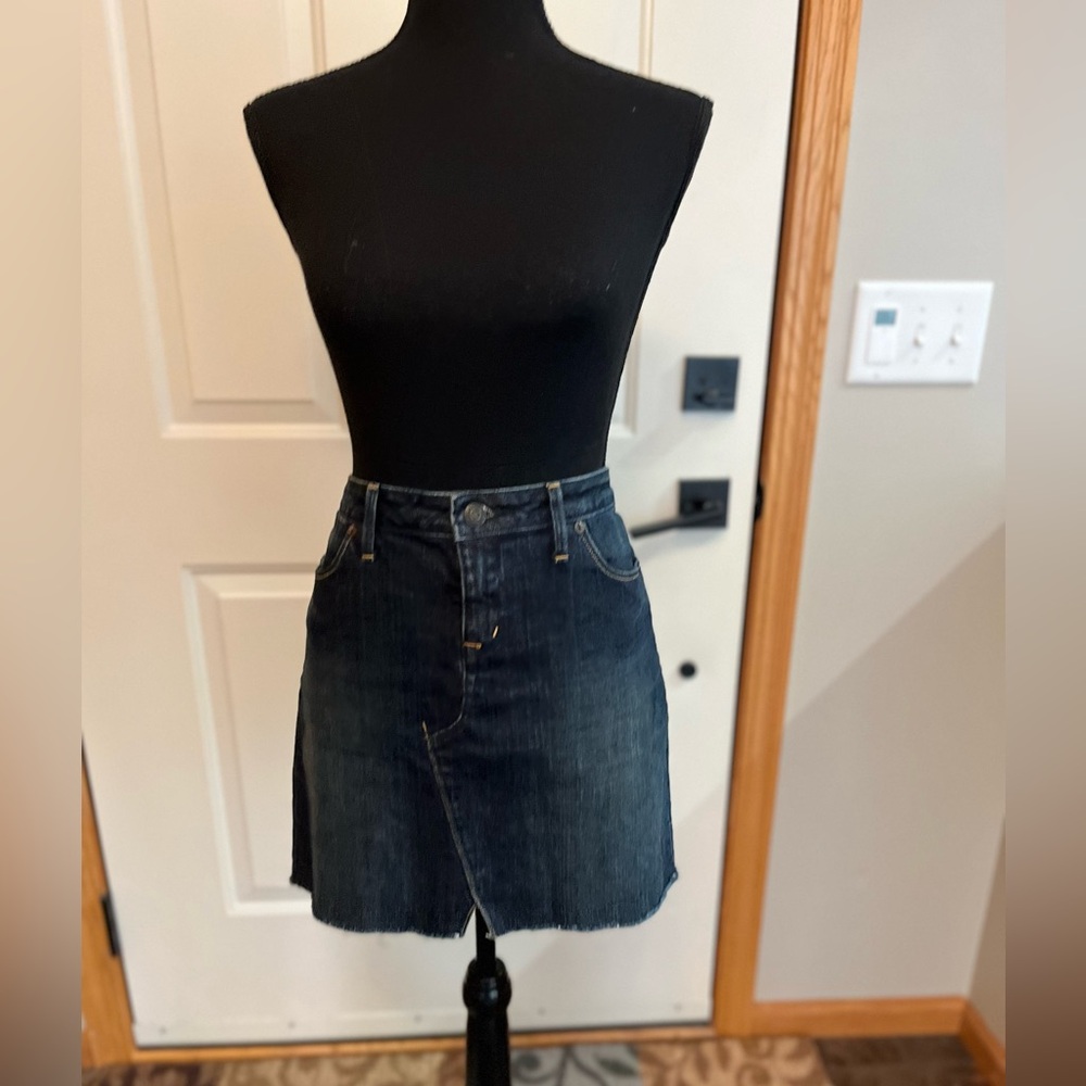 Women’s Banana Republic dark wash raw hem denim jean mini skirt. Size 6